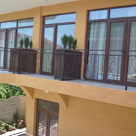 Guest House Madonna Kobuleti Ngoại thất bức ảnh