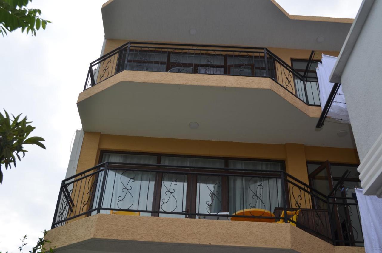Guest House Madonna Kobuleti Ngoại thất bức ảnh