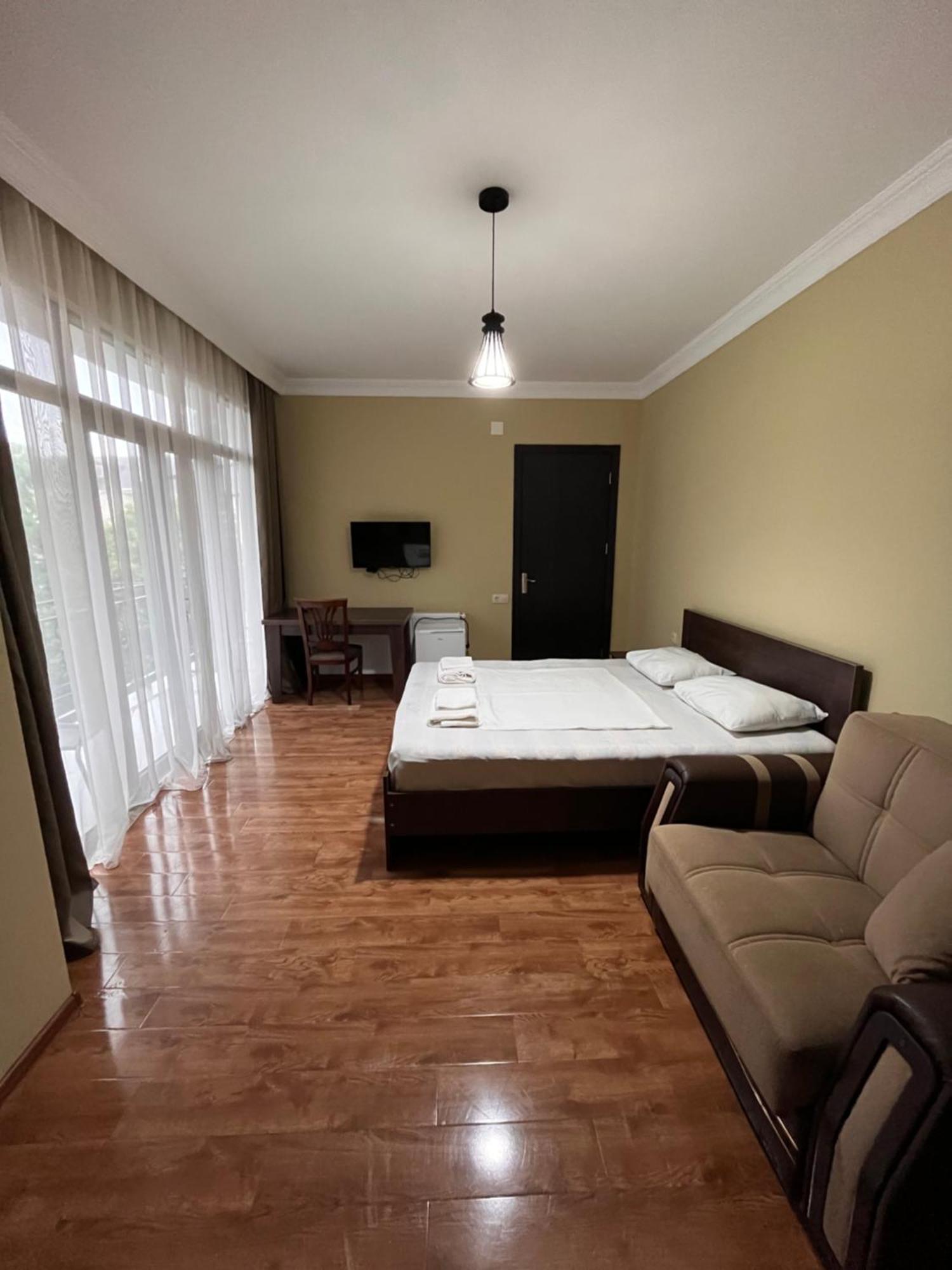 Guest House Madonna Kobuleti Ngoại thất bức ảnh