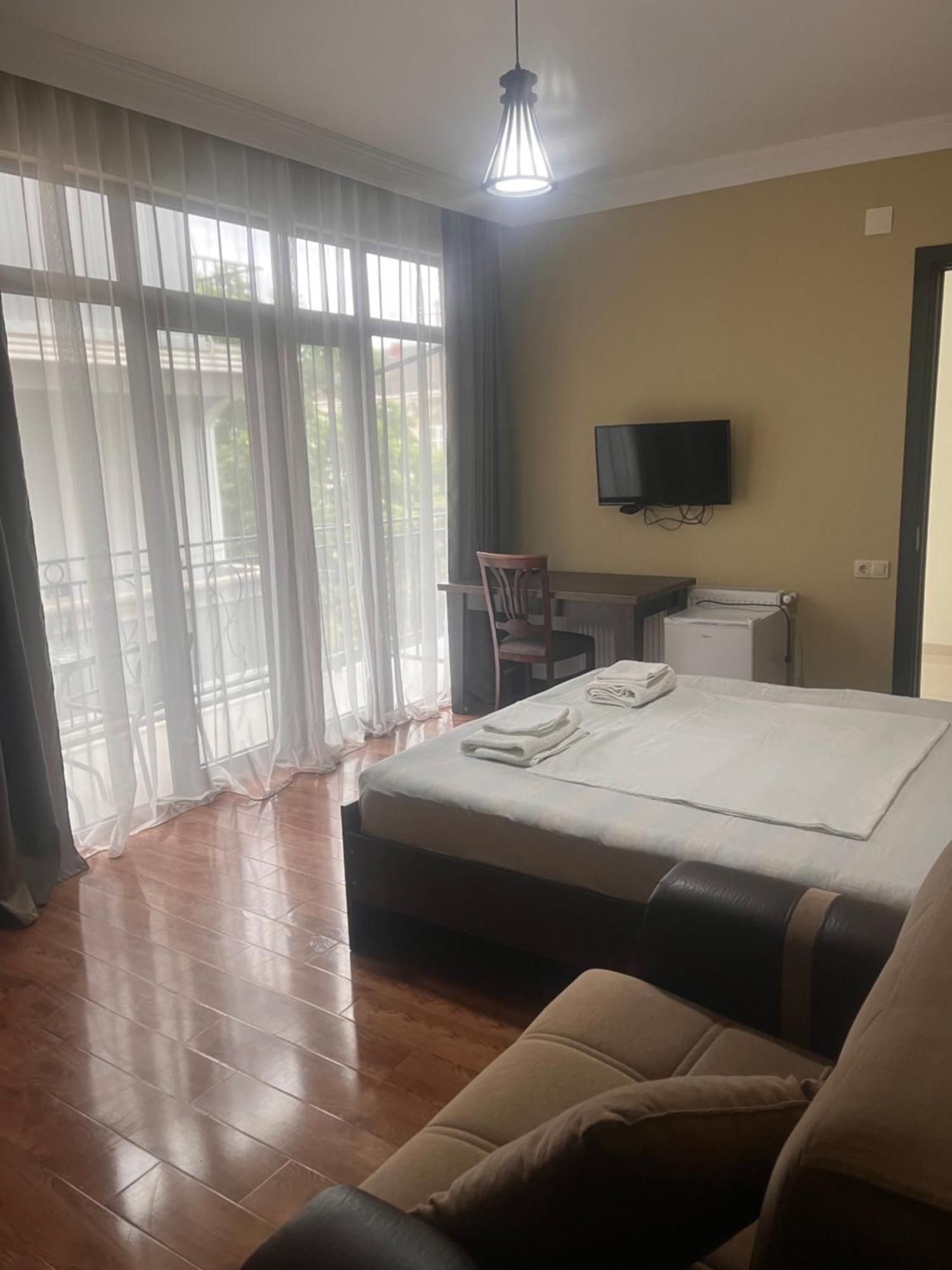 Guest House Madonna Kobuleti Ngoại thất bức ảnh