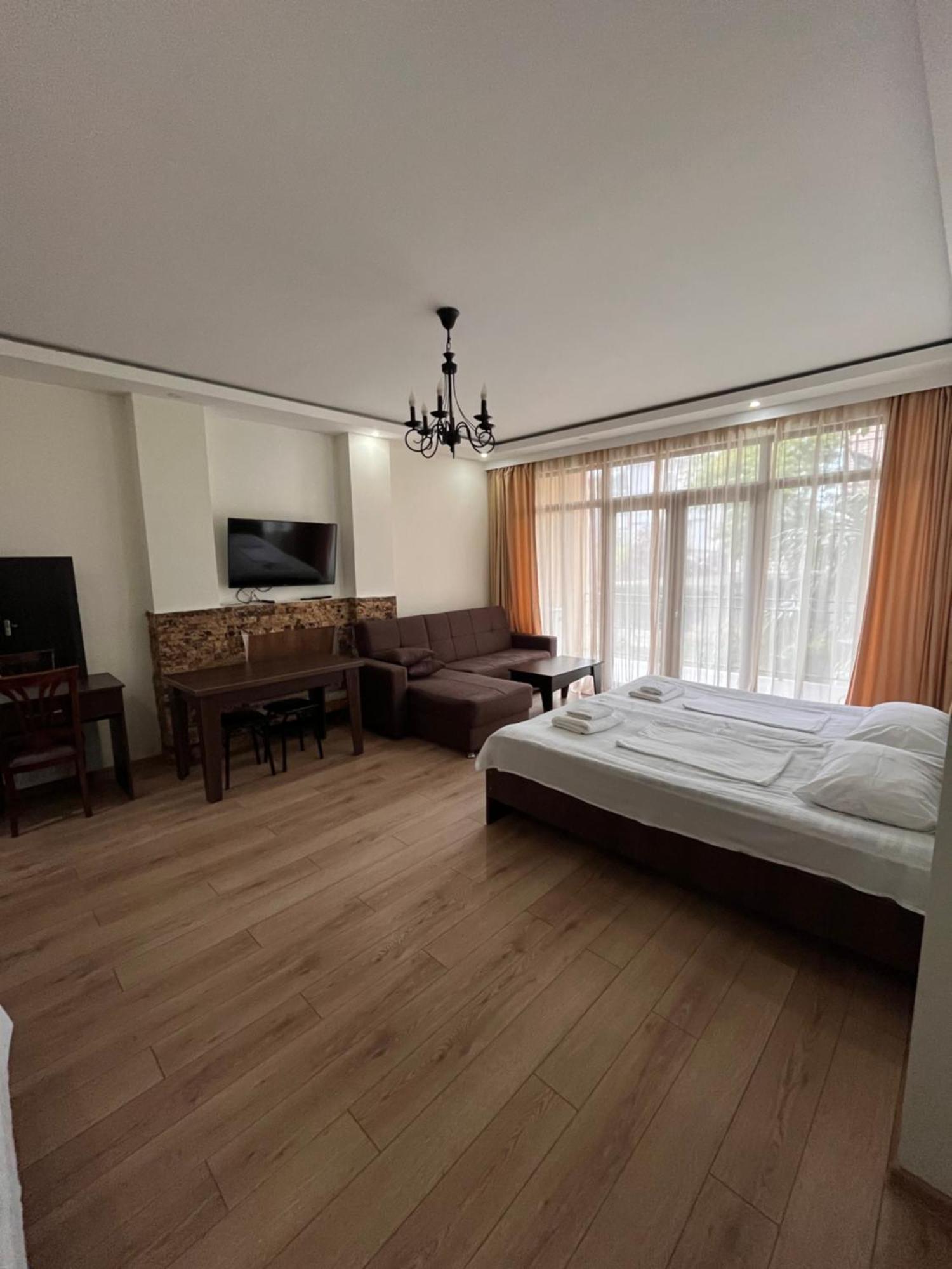 Guest House Madonna Kobuleti Ngoại thất bức ảnh