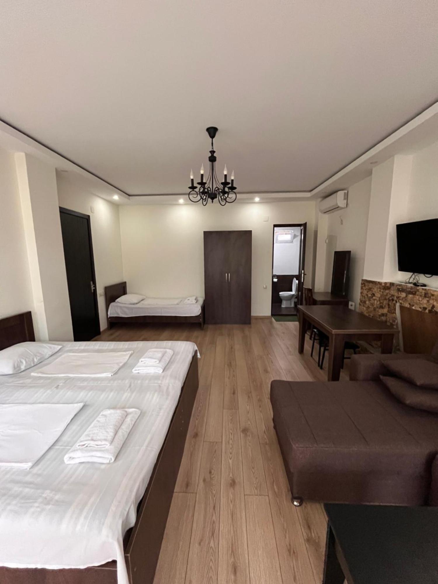 Guest House Madonna Kobuleti Ngoại thất bức ảnh
